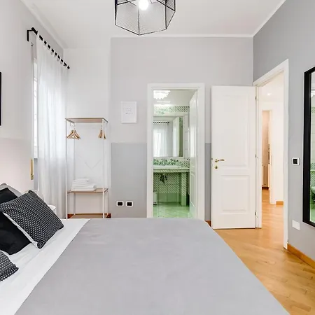 Bmga L Incredible 3bdr With Balcony In Center *