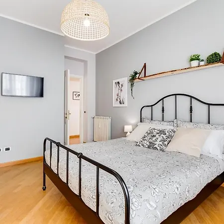 Bmga L Incredible 3bdr With Balcony In Center