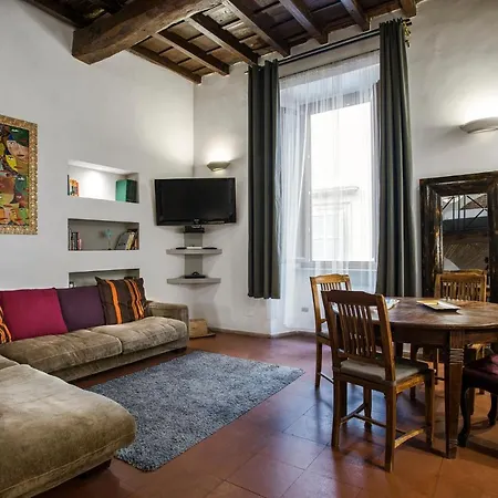 Charming Pantheon In The Heart Of Roma