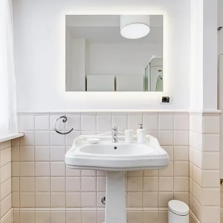 Bmga L Incredible 3bdr With Balcony In Center Apartment *