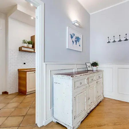 Bmga L Incredible 3bdr With Balcony In Center