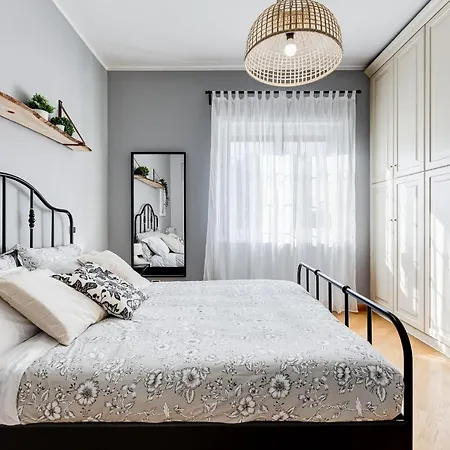 Bmga L Incredible 3bdr With Balcony In Center *