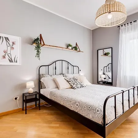Bmga L Incredible 3bdr With Balcony In Center