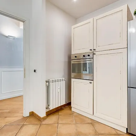 Bmga L Incredible 3bdr With Balcony In Center *