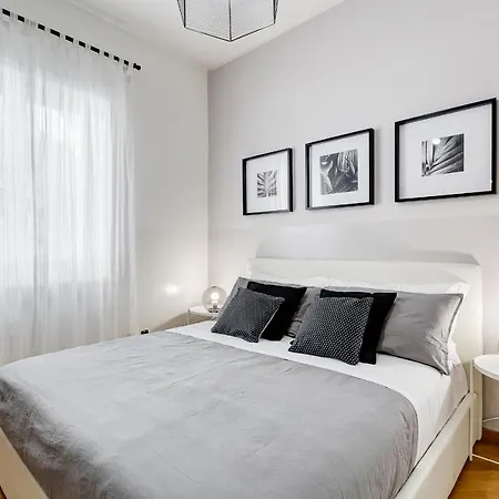 Bmga L Incredible 3bdr With Balcony In Center
