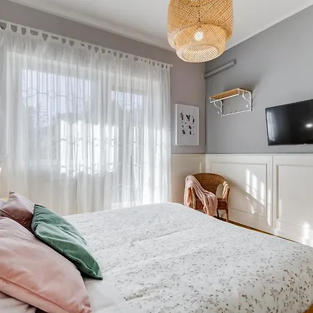 Bmga L Incredible 3bdr With Balcony In Center