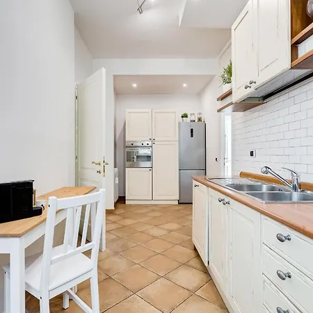 Bmga L Incredible 3bdr With Balcony In Center *