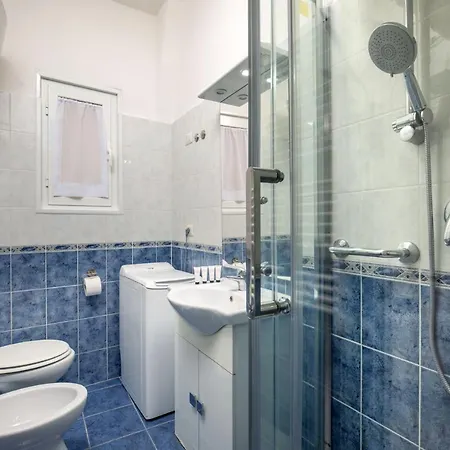 Sant'ambrogio 7 Holiday home *