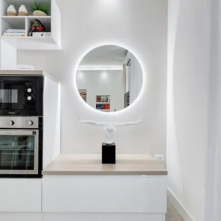 Bmga L The White Crown In Testaccio Apartment