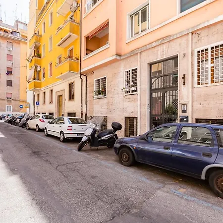 Bmga L The White Crown In Testaccio Apartment