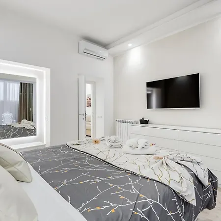 Bmga L The White Crown In Testaccio Apartment