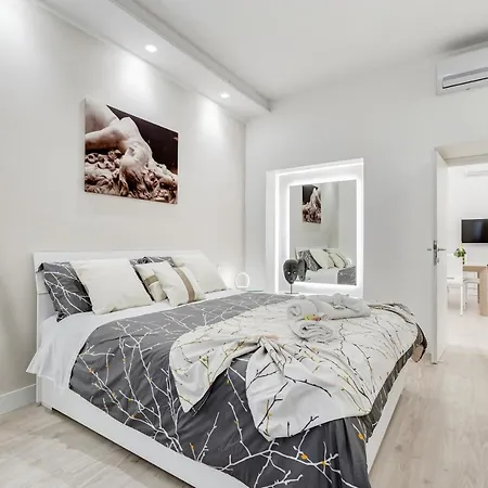 Bmga L The White Crown In Testaccio Apartment *