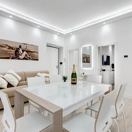 Bmga L The White Crown In Testaccio Apartment