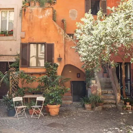 The Red House at Arco degli Acetari * Roma
