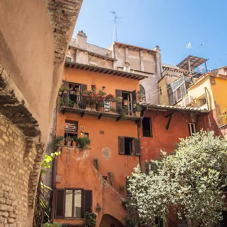 Casa vacanze The Red House at Arco degli Acetari *