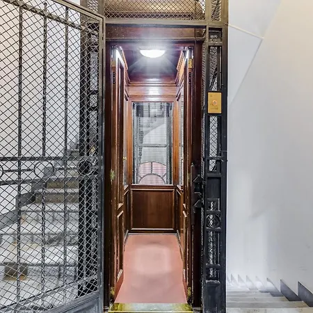Crystal Trevi Fountain - Romedreamhome Apartment
