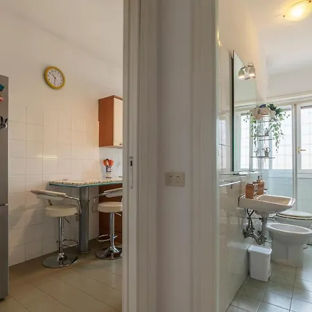 Roomy And Bright With Terrace Apartment Rome