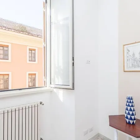 Large In Center, Termini Area * Rom