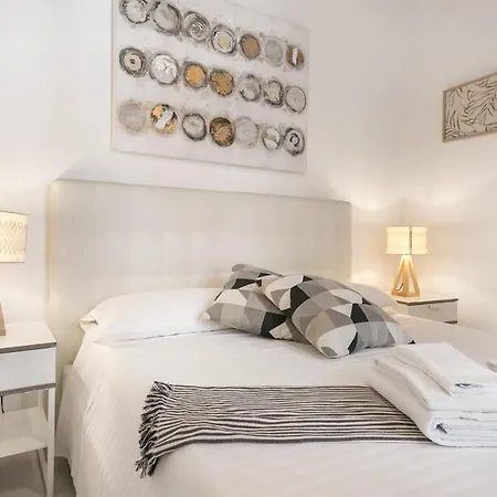White Ostilia Apartment Rome