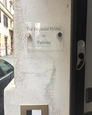 Tre Pupazzi In Vatican * Roma
