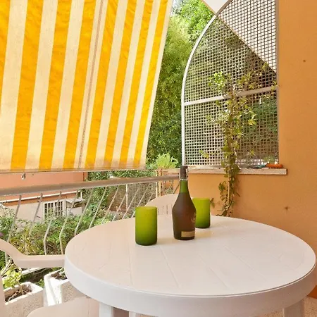 Pateras Flower-rental In Apartment