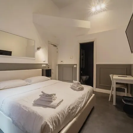 Guest house We Love Roma Guest House