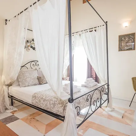 La Maison Nel Centro Storico Di Apartment *