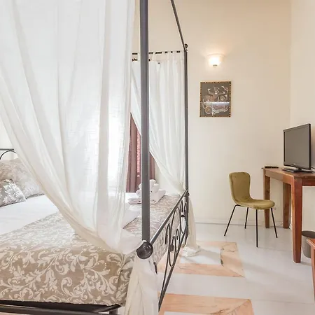 La Maison Nel Centro Storico Di Apartment *