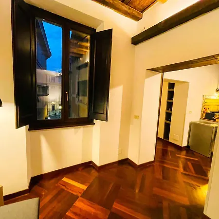 Trevi Fountain Stylish Apartment