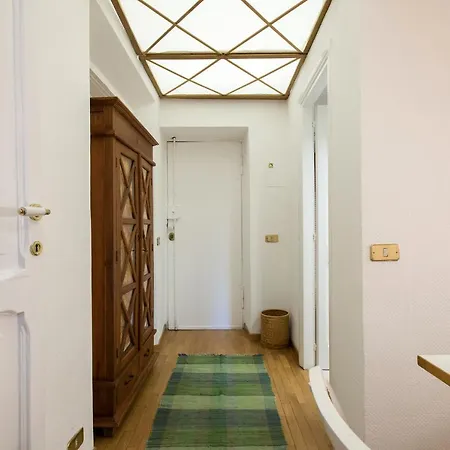 Studio@piazzadispagna Apartment *