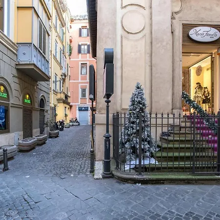Studio@piazzadispagna Apartment