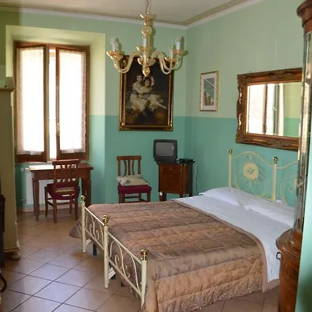 Bed & Breakfast Walls 3*
