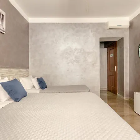 4-bdr Among Colosseum&termini 10-people Apartment *