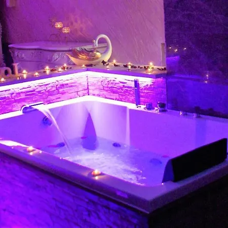 Gold Luxury Apartment *
