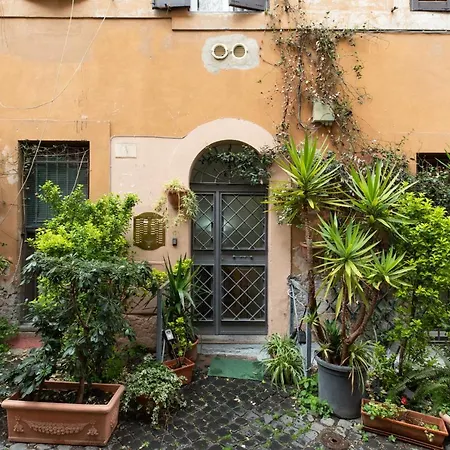 Iflat Small Studio In The Heart Of Trastevere