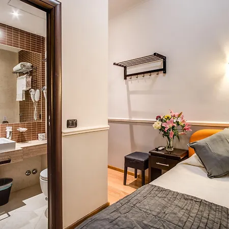 Everest Hotel 2*