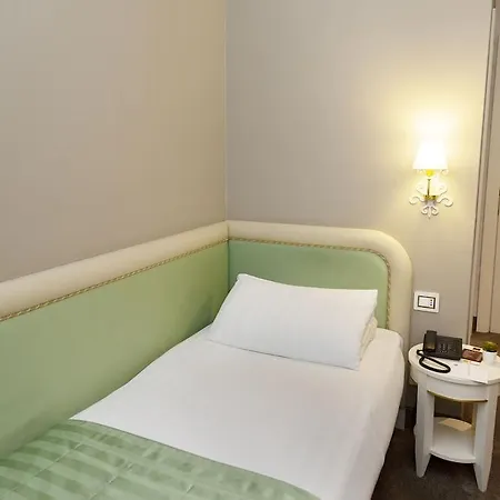 Leonardo Boutique Monti 4*