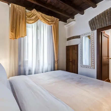 Luxury Navona Affittacamere 2*