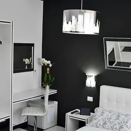 Black & White G&g Bed & Breakfast
