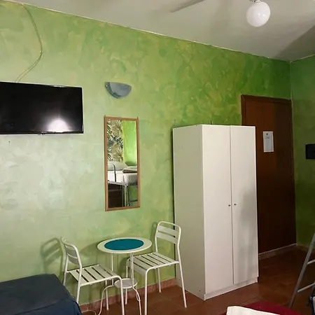 2 Guest house *
