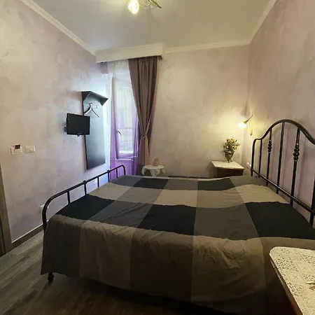 Iris Bed & Breakfast 2*