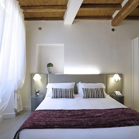 Отель Trevi Palace Luxury