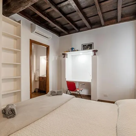 Colosseo & Fori Imperiali Wooden Flat Apartment Rome