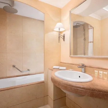 Courtyard By Marriott Park Roma