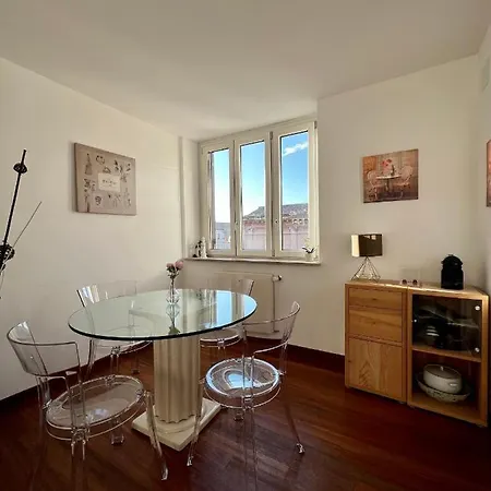 Il Palazzetto Di Via Della Frezza Roma