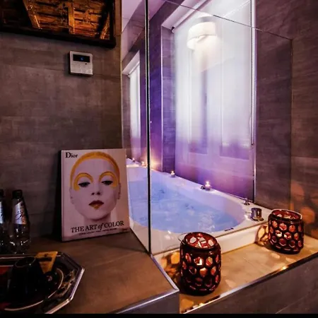Guest house Town House Spagna- Luxury Rooms With Jacuzzi Bath *