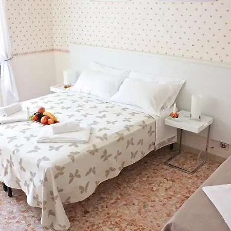 At Colosseo With Terrace Overlooking The Garden By Lyon Apartamento Roma