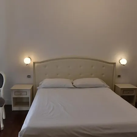 Piccolo Di Piazza Di Spagna 2* רומא