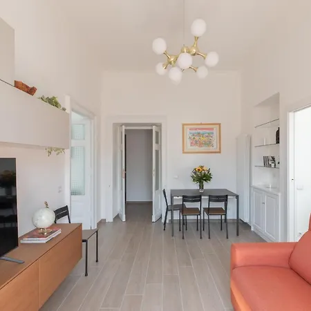 Апартаменты Iflat Lovely And Comfortable Flat In Prati Рим