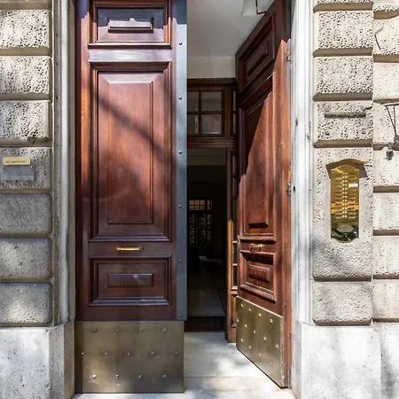 Апартаменты Iflat Lovely And Comfortable Flat In Prati Рим